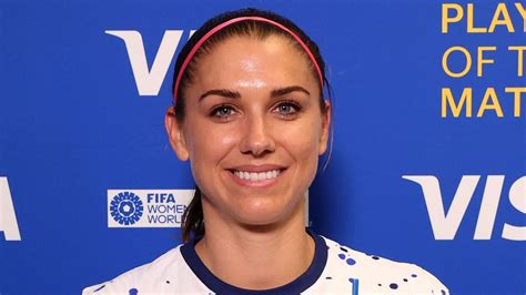 Alex Morgan Flaunts Washboard Abs in Pretty Pink。